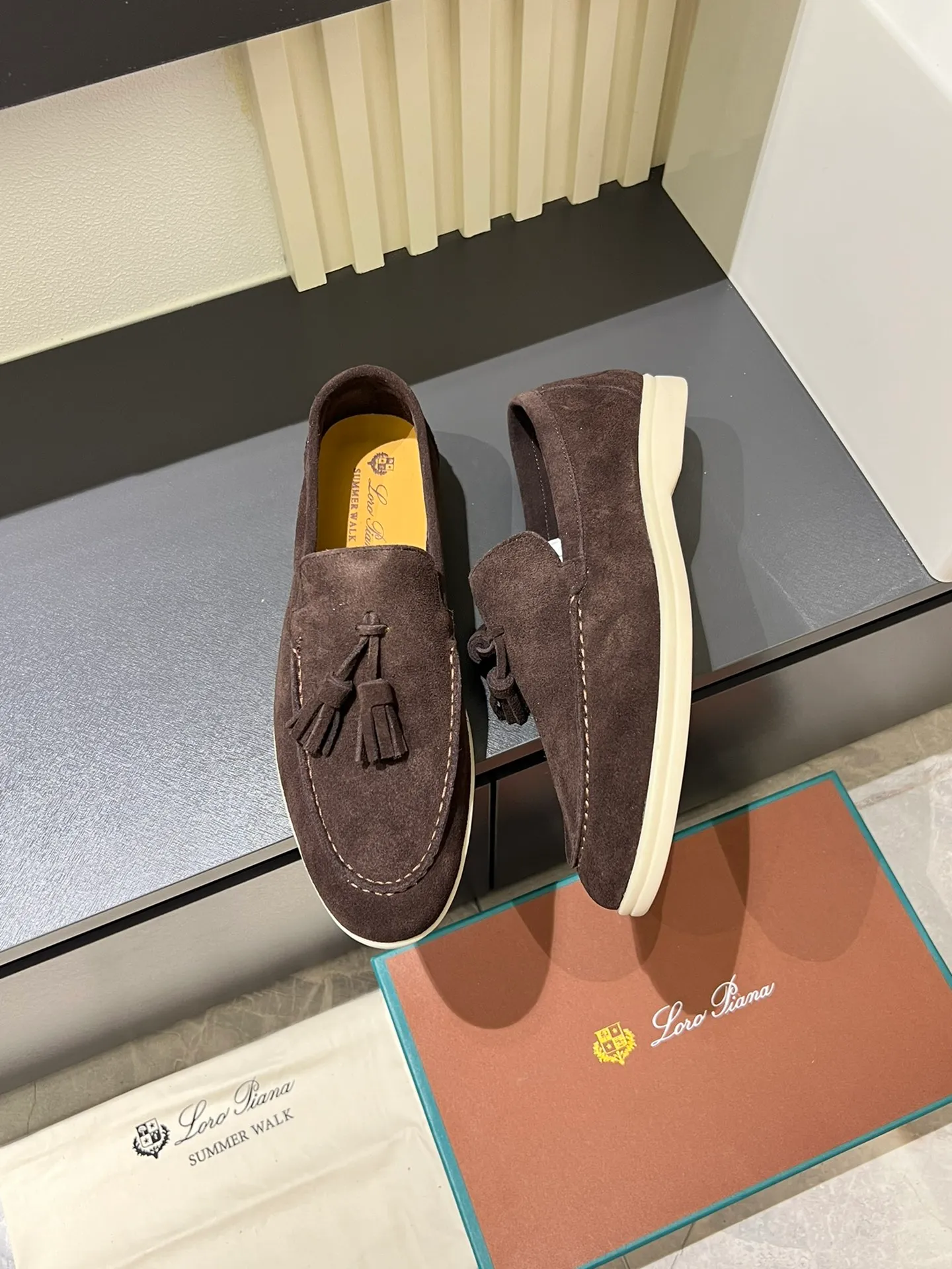 Men's shoes 💰p360 "Loro men's shoes 💰pian'*" Classic L men's shoes for couples 💰p Top version British flat loafers, a must-have item in old money style, the minimalist design is eye-catching and durable, a plus point for dressing The soft foot feel and texture are outstanding. They don’t scratch your feet and are very nice. They are matched with soft and waxy soles. They can be worn daily for a long time without getting tired. They are easy to wear, versatile and classic items, with perfect foot feel and texture! Imported cashmere fabric, the lining is made of imported A-grade water-dyed cow lining, the top version of the genuine leather midsole is sewn with pure handmade mark thread! Size: Female 35-40 (34. Customized) Male 38-44 (45.46. Customized)